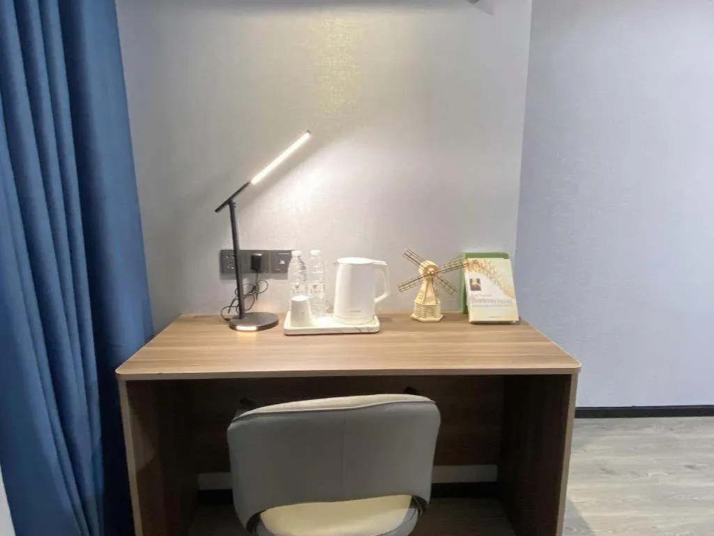 7 Days Inn Yingshang Lanxing Building Materials Market