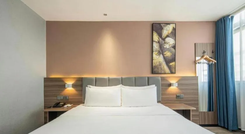 Bed in 7 Days Inn Yingshang Lanxing Building Materials Market