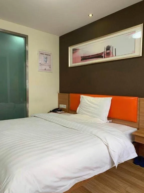 Bed in 7 Days Inn Yingshang Lanxing Building Materials Market