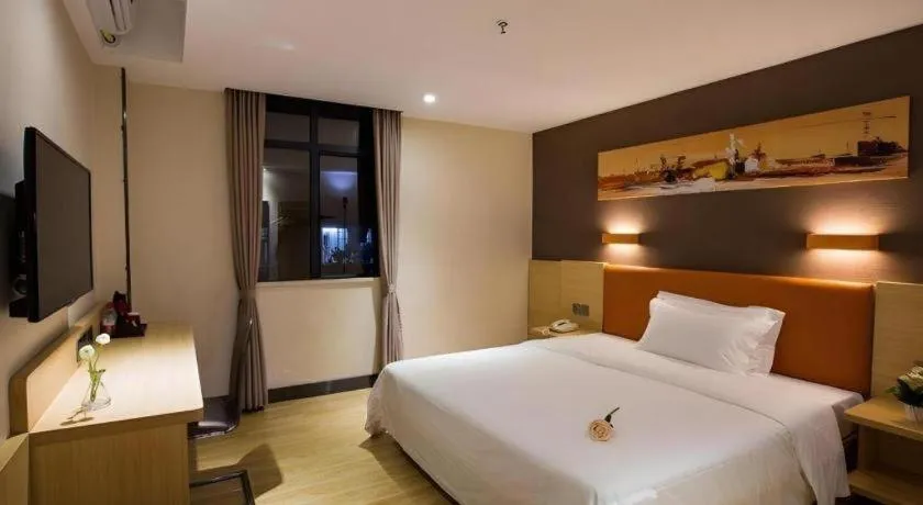 Bed in 7 Days Inn Yingshang Lanxing Building Materials Market