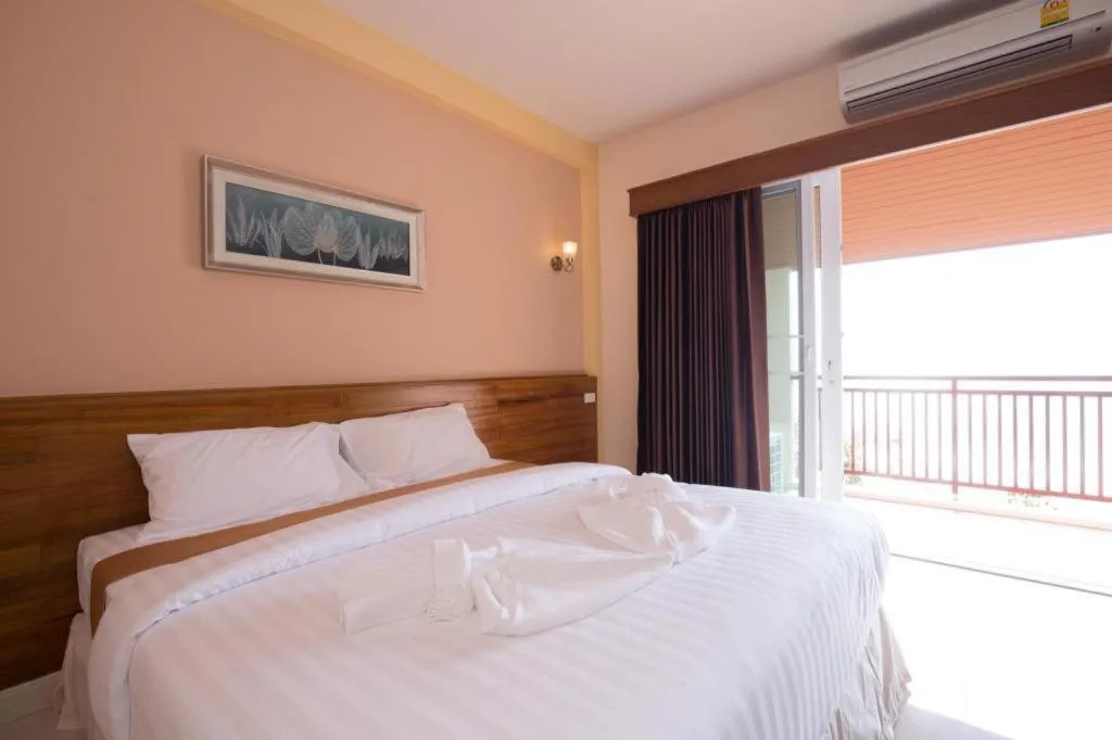 Bed in Royal Hill Satun Hotel