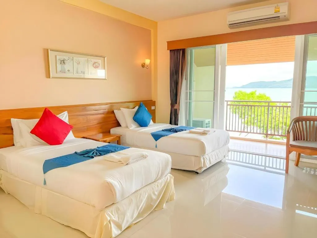 Bed in Royal Hill Satun Hotel