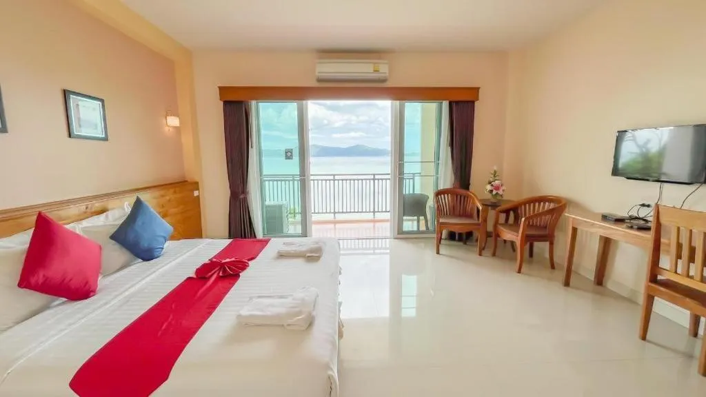 Bed in Royal Hill Satun Hotel