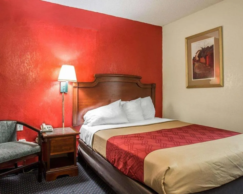 Bed in Econo Lodge Columbia Fort Jackson