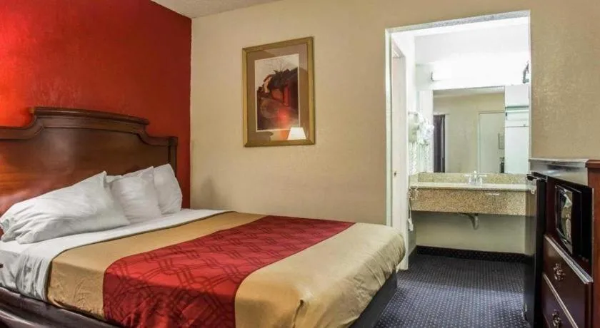 Bed in Econo Lodge Columbia Fort Jackson