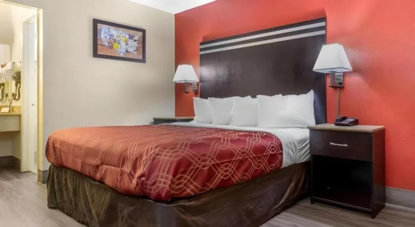 Bed in Econo Lodge Columbia Fort Jackson