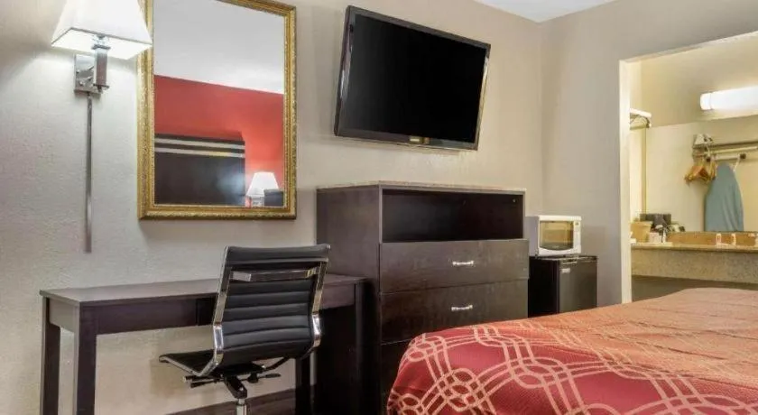 Bed in Econo Lodge Columbia Fort Jackson