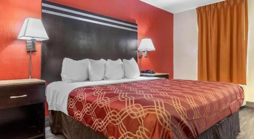 Bed in Econo Lodge Columbia Fort Jackson