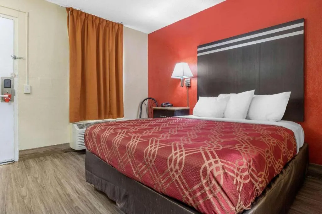 Bed in Econo Lodge Columbia Fort Jackson