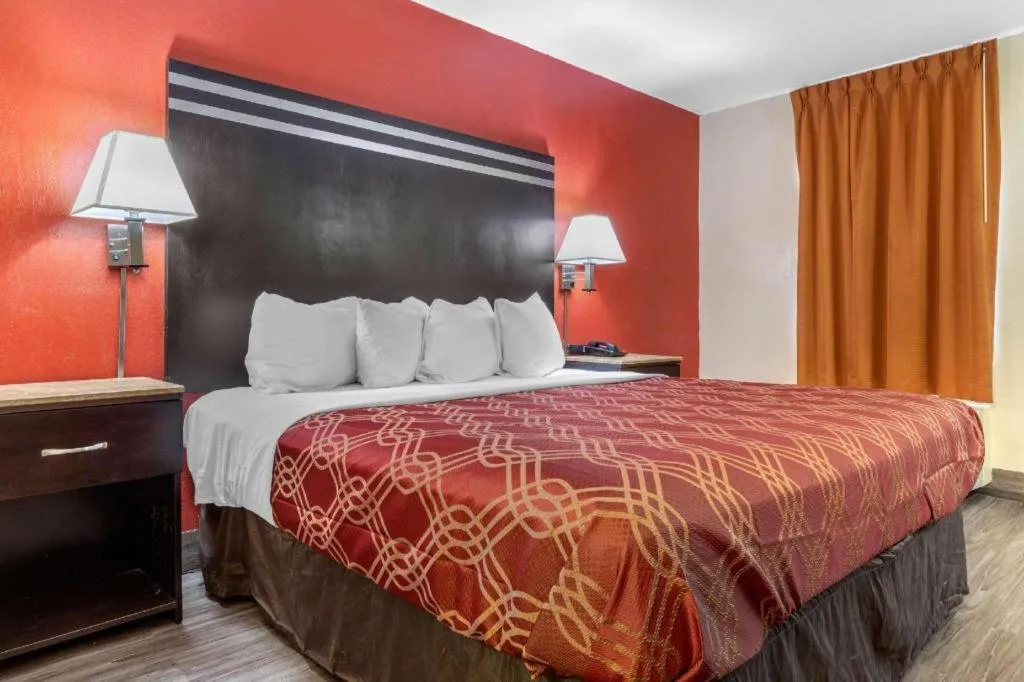 Bed in Econo Lodge Columbia Fort Jackson