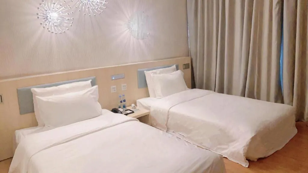 Bed in Guangzhou Crystal Orange Hotel