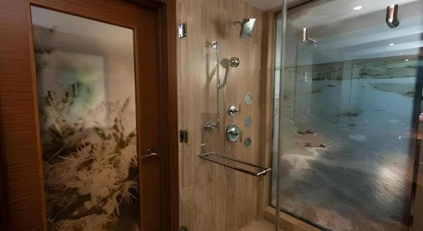 Vee Quiva Hotel & Casino