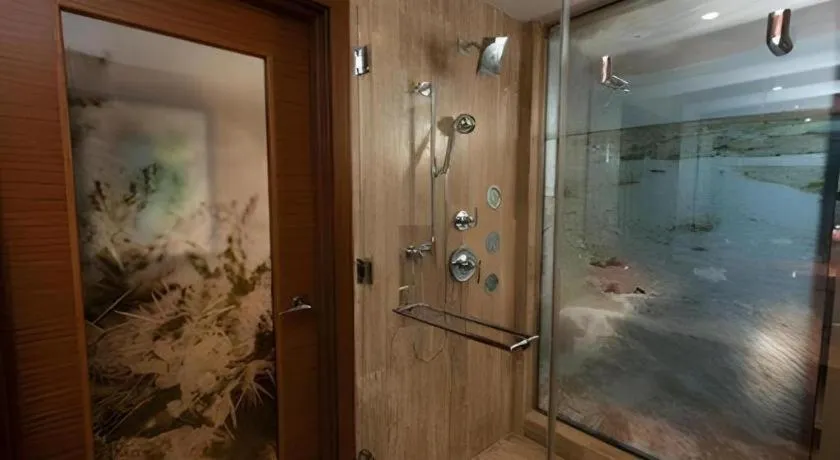 Vee Quiva Hotel & Casino