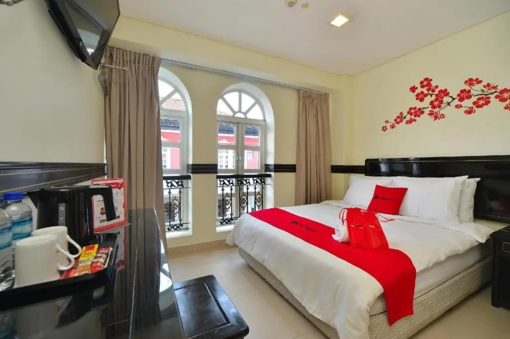 Bed in RedDoorz Hotel near Marine Parade Central