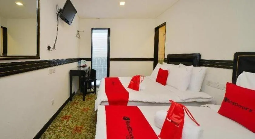 Bed in RedDoorz Hotel near Marine Parade Central
