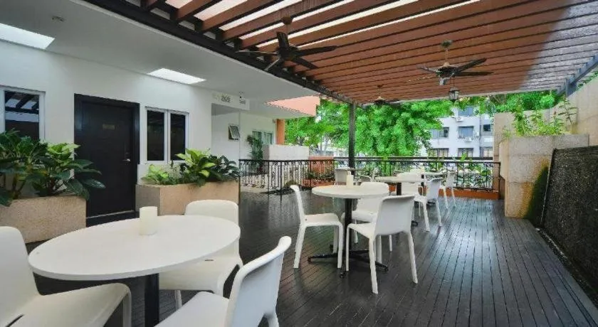 RedDoorz Hotel near Marine Parade Central