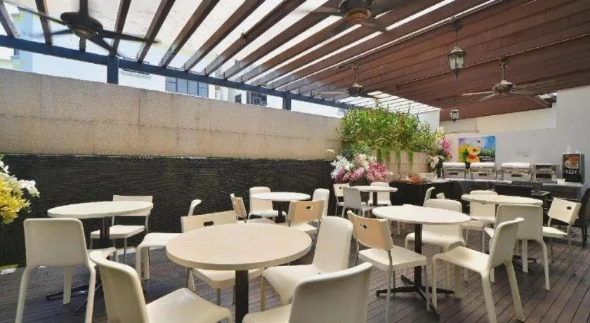 RedDoorz Hotel near Marine Parade Central