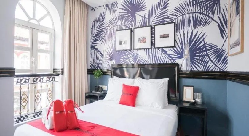 Bed in RedDoorz Hotel near Marine Parade Central