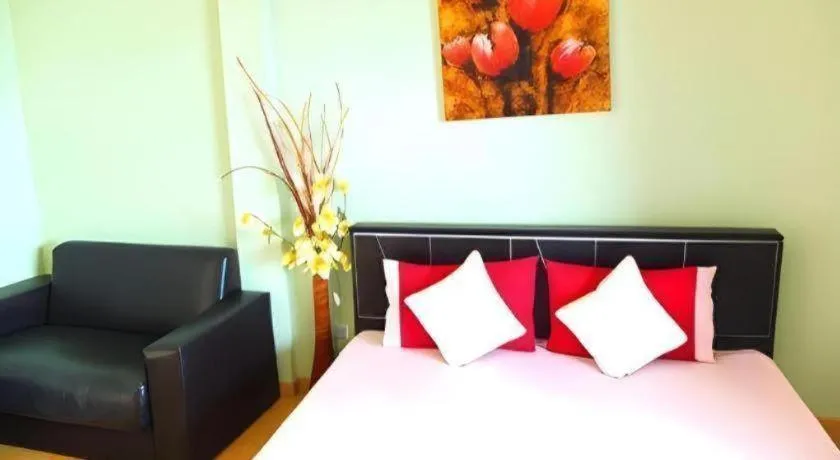 Bed in Sea beach Koh Larn 2 Hotel