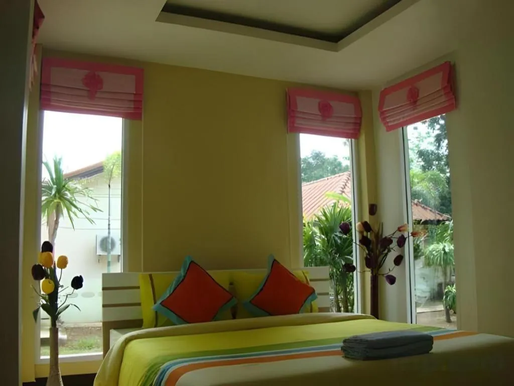 Bed in Sea beach Koh Larn 2 Hotel