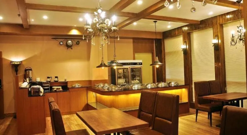 LINCOLN CARNIVAL HOTEL