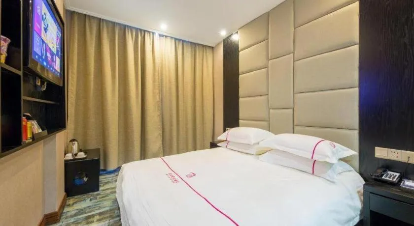 Bed in JIAN AI XI YUE HOTEL