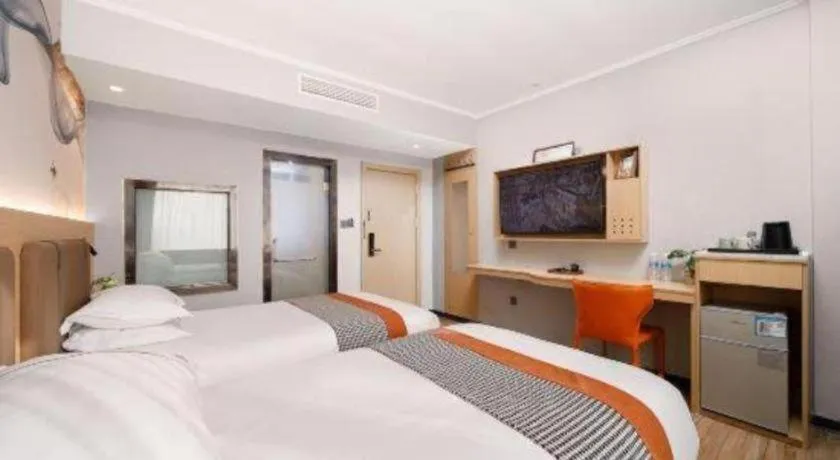 Bed in JIAN AI XI YUE HOTEL