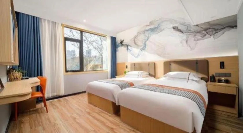 Bed in JIAN AI XI YUE HOTEL