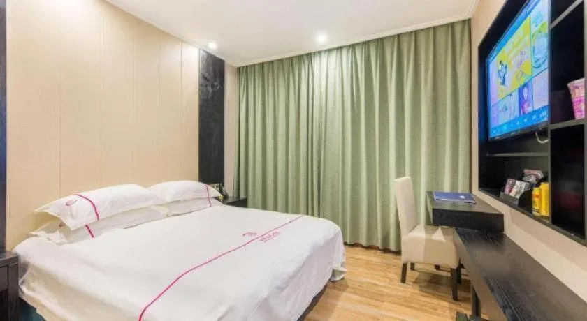 Bed in JIAN AI XI YUE HOTEL