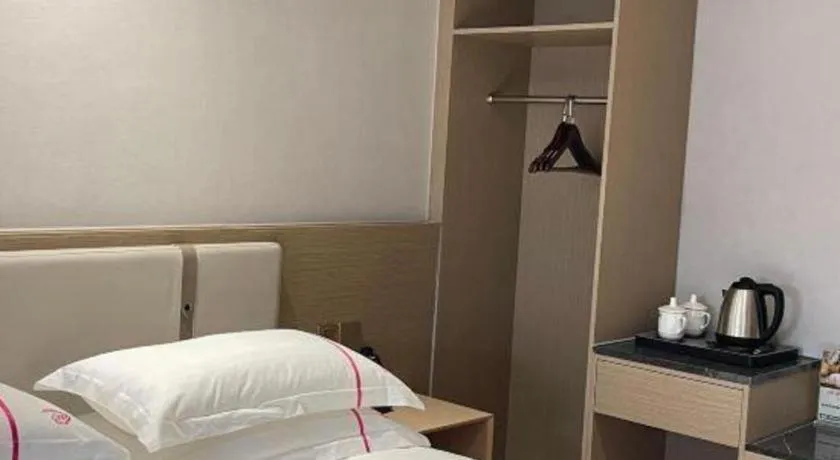 Bed in JIAN AI XI YUE HOTEL