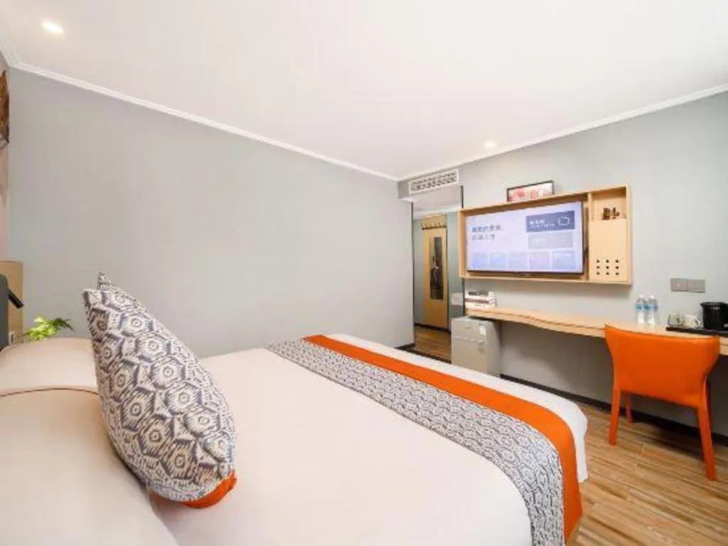 Bed in JIAN AI XI YUE HOTEL