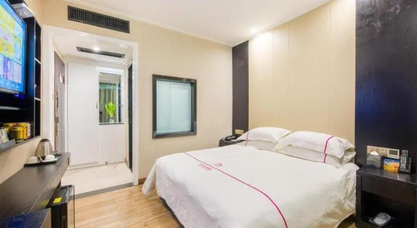 Bed in JIAN AI XI YUE HOTEL