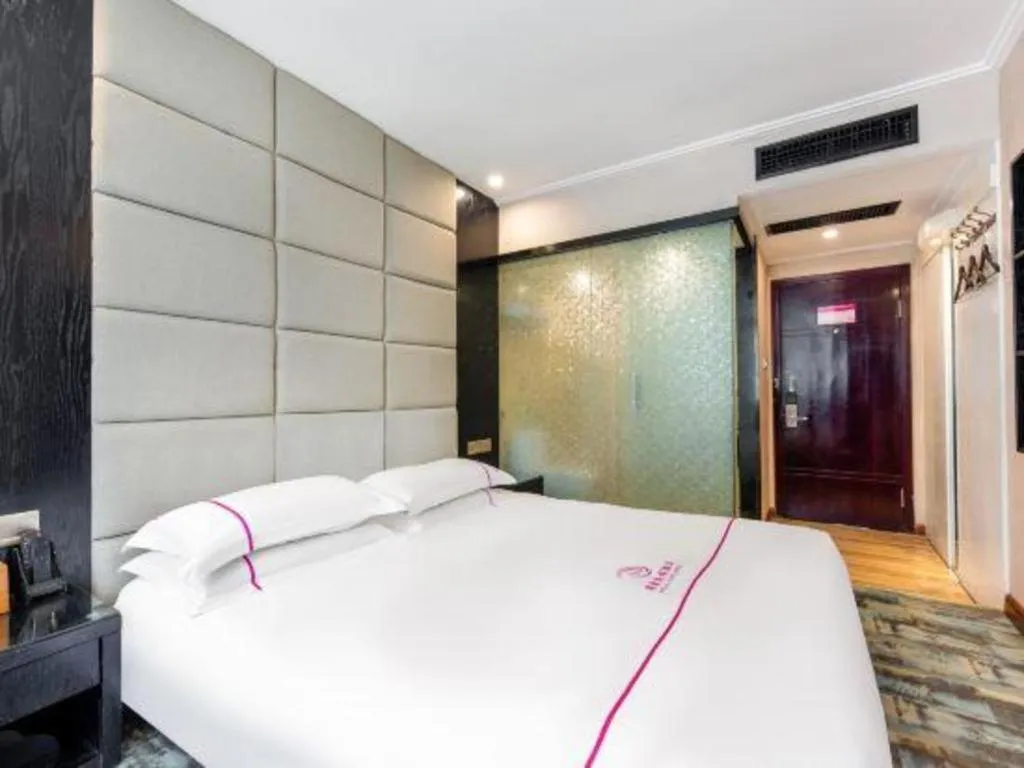 Bed in JIAN AI XI YUE HOTEL