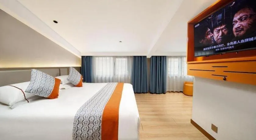 Bed in JIAN AI XI YUE HOTEL