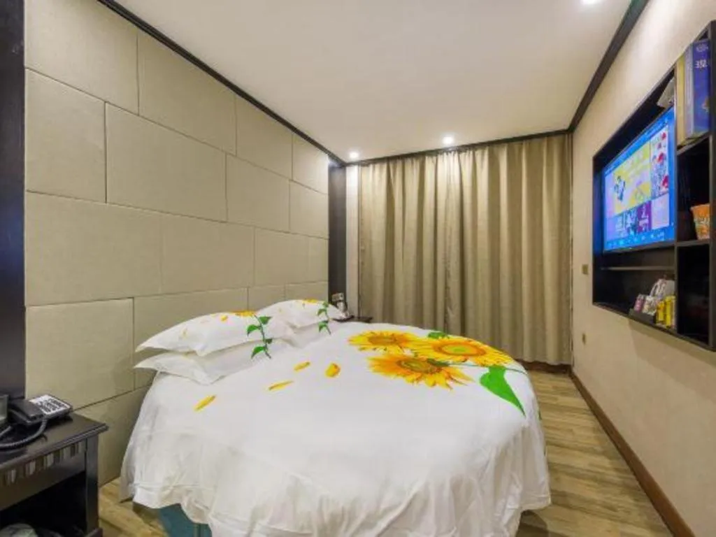 Bed in JIAN AI XI YUE HOTEL