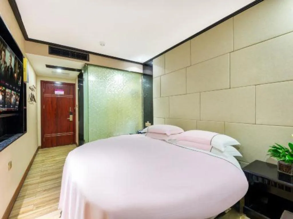 Bed in JIAN AI XI YUE HOTEL