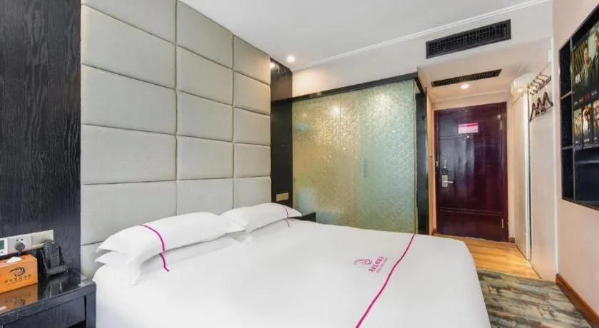 Bed in JIAN AI XI YUE HOTEL