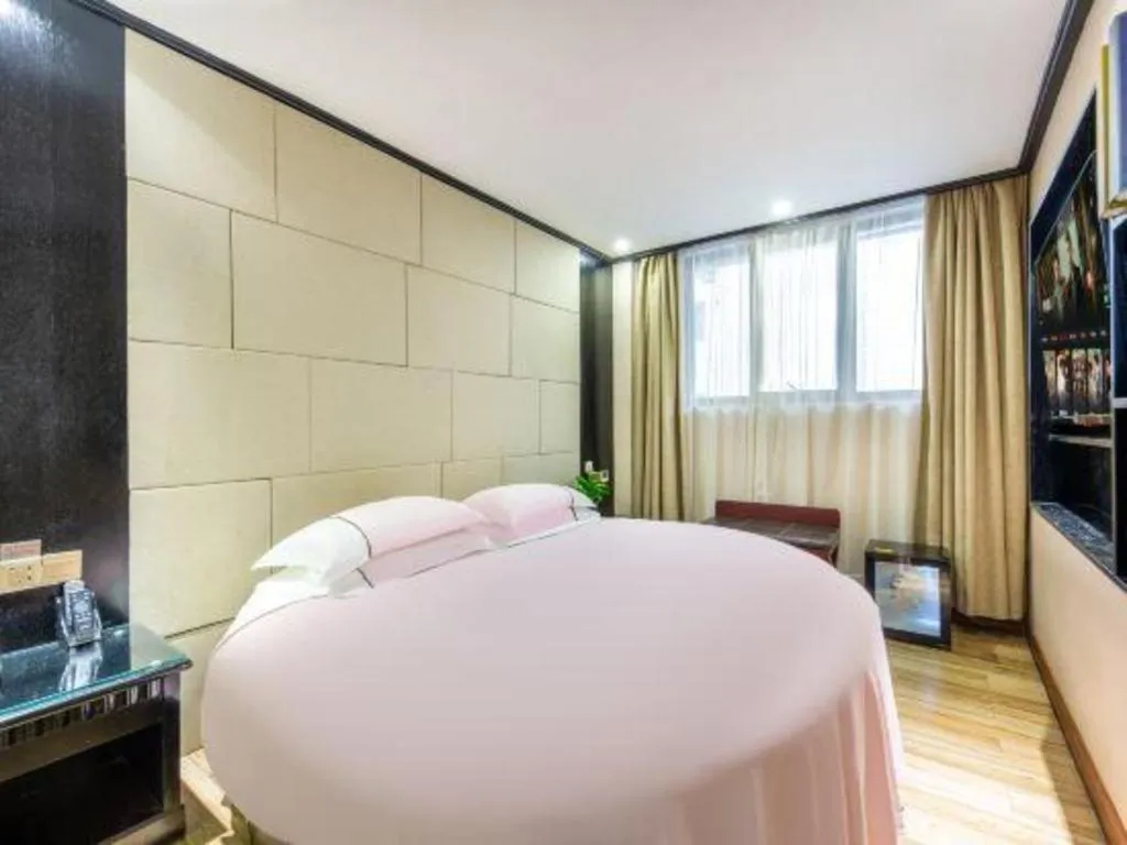 Bed in JIAN AI XI YUE HOTEL