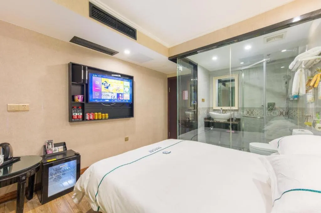 Bed in JIAN AI XI YUE HOTEL