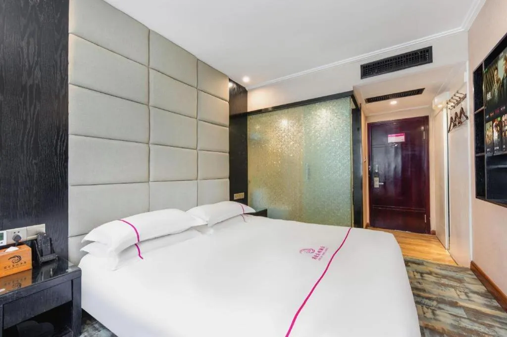 Bed in JIAN AI XI YUE HOTEL