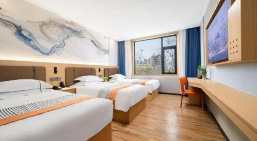 Bed in JIAN AI XI YUE HOTEL