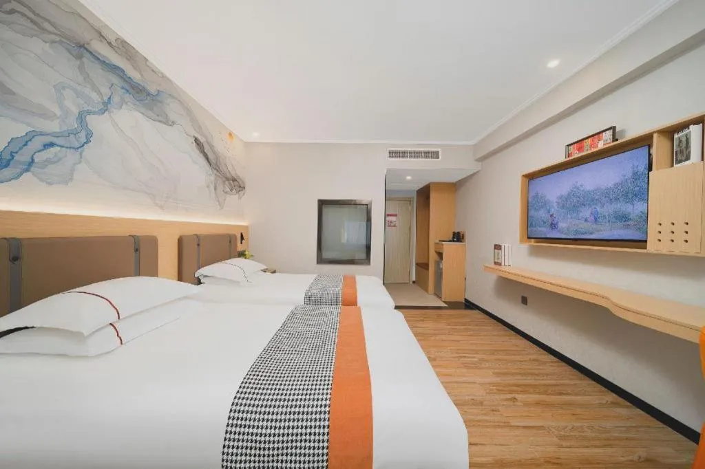 Bed in JIAN AI XI YUE HOTEL