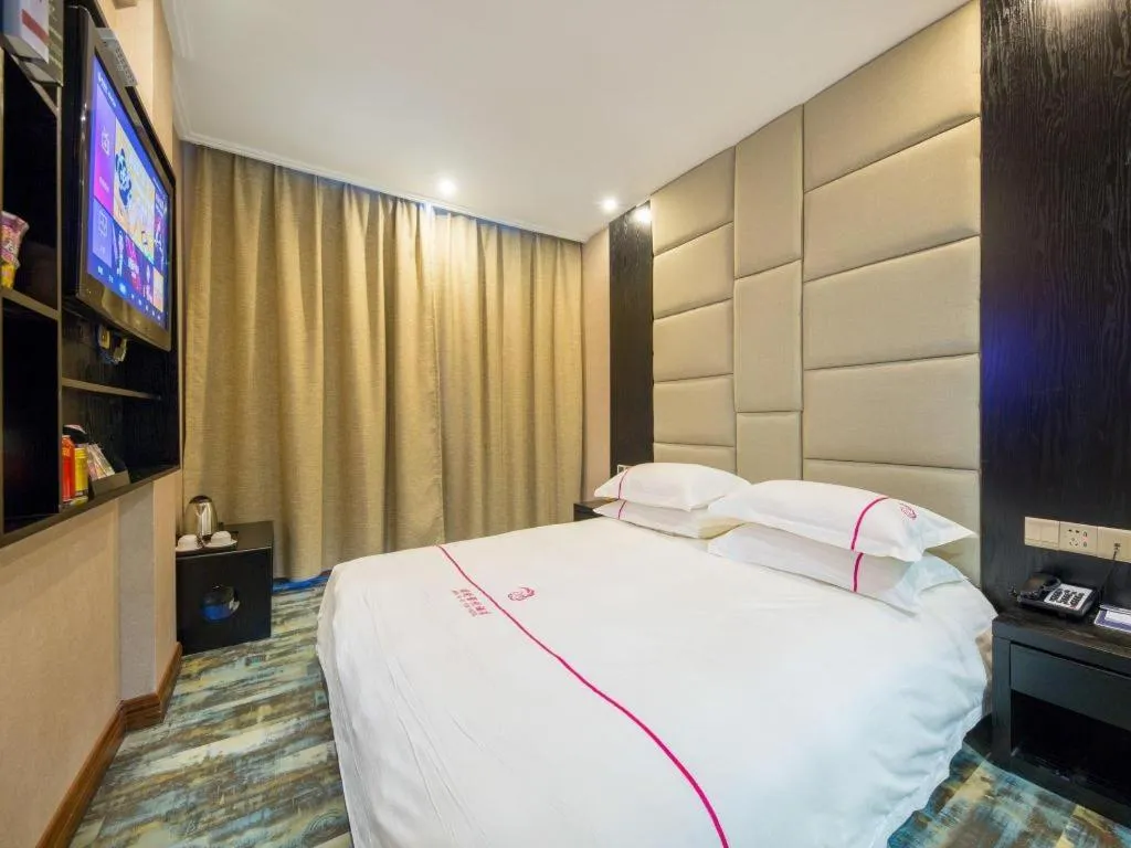 Bed in JIAN AI XI YUE HOTEL