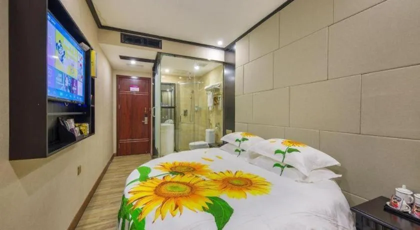 Bed in JIAN AI XI YUE HOTEL