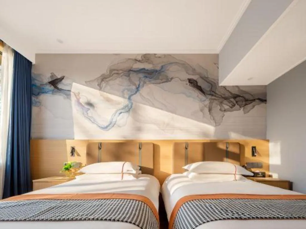 Bed in JIAN AI XI YUE HOTEL