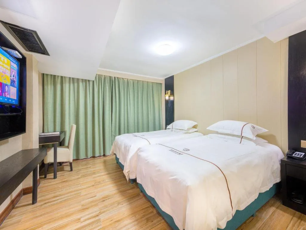 Bed in JIAN AI XI YUE HOTEL