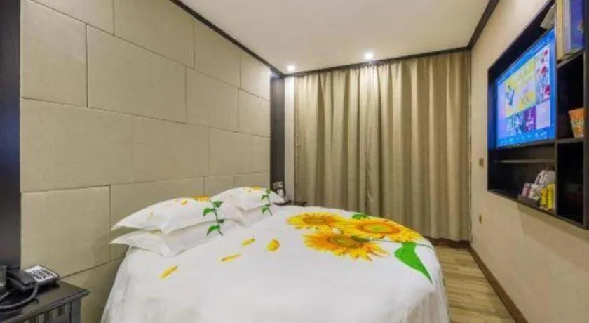 Bed in JIAN AI XI YUE HOTEL