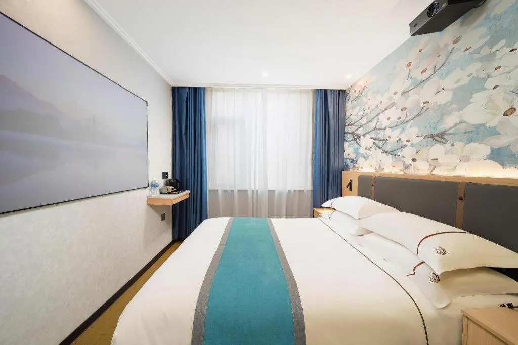 Bed in JIAN AI XI YUE HOTEL