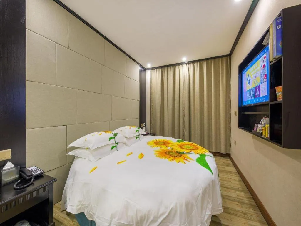 Bed in JIAN AI XI YUE HOTEL