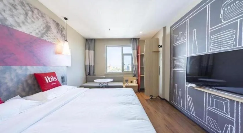 Bed in Ibis Xinzhou Qiyi RD